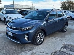 Blu/azzurro Usata 2023 Kia Stonic Urban SUV | 16.750 € (Buon prezzo)