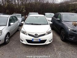 Bianco Usata 2013 Toyota Yaris Lounge Tre volumi | 7900 € (Buon prezzo)