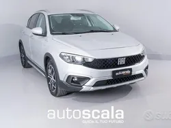 Grigio scuro metallizzato Usata 2023 Fiat Tipo Cross Tre volumi | 19.990 € (Buon prezzo)