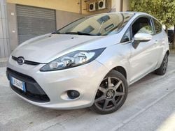 Grigio Usata 2009 Ford Fiesta Titanium Tre volumi | 3350 € (Buon prezzo)