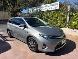 Grigio Usata 2014 Toyota Auris Hybrid Executive Tre volumi | 9990 € (Buon prezzo)