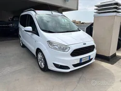 Usata 2017 Ford Tourneo Courier Titanium Monovolume | 10.900 € (Buon prezzo)
