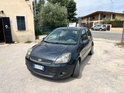 Grigio Usata 2006 Ford Fiesta Ghia Due volumi | 3190 € (Cara)