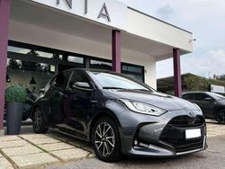 Dark grey met Usata 2021 Toyota Yaris Hybrid Lounge Tre volumi | 16.990 € (Ottimo prezzo)