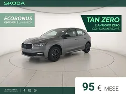 Bianco luna metallizzato Nuova 2025 Skoda Fabia Tre volumi | 17.700 € (Super prezzo)
