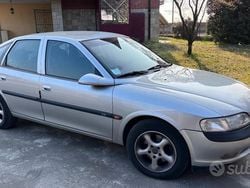 Grigio Usata 1996 Opel Vectra Tre volumi | 1800 €