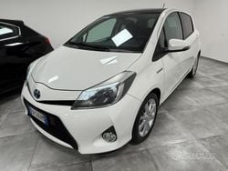 Bianco Usata 2013 Toyota Yaris Hybrid Style Tre volumi | 7690 € (Buon prezzo)