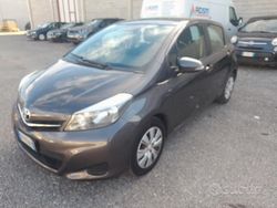 Grigio Usata 2013 Toyota Yaris Tre volumi | 5900 € (Buon prezzo)
