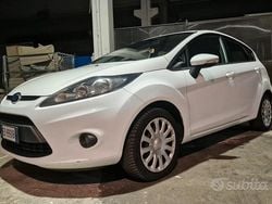 Bianco Usata 2010 Ford Fiesta Titanium Tre volumi | 4490 € (Buon prezzo)