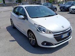 Bianco Usata 2017 Peugeot 208 Due volumi | 8000 € (Buon prezzo)