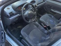 Grigio Usata 2001 Renault Clio II Tre volumi | 2000 €