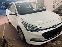 Bianco Usata 2016 Hyundai i20 Comfort Tre volumi | 8900 € (Buon prezzo)