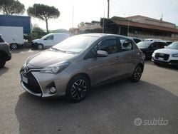 Grigio Usata 2015 Toyota Yaris Lounge Tre volumi | 7190 € (Buon prezzo)