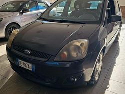 Grigio Usata 2007 Ford Fiesta Due volumi | 1700 € (Buon prezzo)