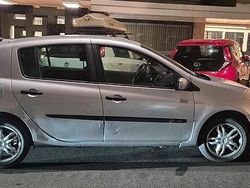 Usata 2005 Renault Clio III Komfort Tre volumi | 900 €