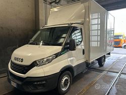Bianco pastello Usata 2022 Iveco Daily Tre volumi | 24.000 € (Buon prezzo)