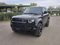 Santorini black Usata 2024 Land Rover Defender SE SUV | 79.900 € (Molto cara)