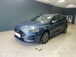 Grigio Usata 2023 Ford Focus ST-Line Station wagon | 16.900 € (Buon prezzo)
