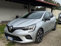 Grigio Usata 2023 Renault Clio V Evolution Tre volumi | 13.400 € (Buon prezzo)