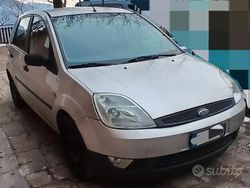 Grigio Usata 2004 Ford Fiesta Due volumi | 2800 €