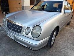 Grigio Usata 1996 Mercedes E250 | 1000 €