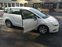 Usata 2013 Peugeot 5008 Allure Monovolume | 6900 € (Cara)