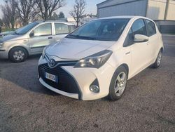 Bianco Usata 2015 Toyota Yaris Hybrid Style Tre volumi | 7000 € (Buon prezzo)