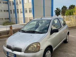 Usata 2001 Toyota Yaris Due volumi | 2250 € (Buon prezzo)