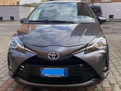 Grigio Usata 2018 Toyota Yaris Hybrid Cool Tre volumi | 12.300 € (Buon prezzo)
