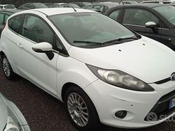 Bianco Usata 2009 Ford Fiesta Tre volumi | 2990 € (Ottimo prezzo)