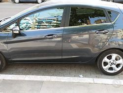 Grigio Usata 2010 Ford Fiesta Titanium Due volumi | 3800 € (Buon prezzo)