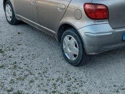 Grigio Usata 2005 Toyota Yaris Tre volumi | 3000 € (Molto cara)