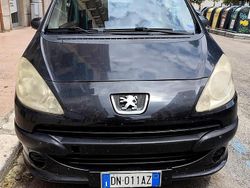 Nero Usata 2008 Peugeot 1007 Monovolume | 2100 € (Buon prezzo)