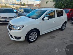 Bianco Usata 2015 Dacia Sandero Lauréate Tre volumi | 5499 € (Ottimo prezzo)