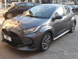 Grigio Usata 2022 Toyota Yaris Hybrid Lounge Tre volumi | 20.900 € (Cara)