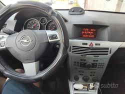 Grigio Usata 2010 Opel Astra Tre volumi | 2900 € (Ottimo prezzo)