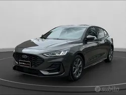 Grigio scuro met Usata 2022 Ford Focus ST-Line Tre volumi | 18.500 € (Buon prezzo)
