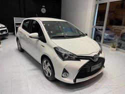 Bianco Usata 2016 Toyota Yaris Hybrid Cool Tre volumi | 10.250 € (Buon prezzo)