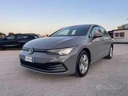 Grigio Usata 2021 VW Golf VIII Style Tre volumi | 17.900 € (Buon prezzo)