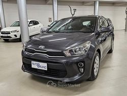 Grigio Usata 2017 Kia Rio Tre volumi | 8800 € (Buon prezzo)