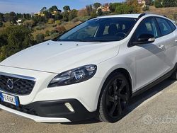 Usata 2016 Volvo V40 Business Edition Tre volumi | 11.900 € (Molto cara)