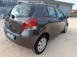 Grigio Usata 2009 Toyota Yaris Tre volumi | 4400 € (Buon prezzo)