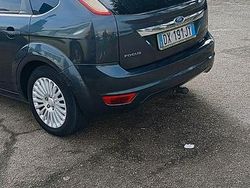 Grigio Usata 2009 Ford Focus Tre volumi | 2500 € (Buon prezzo)