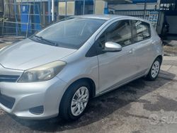 Grigio Usata 2013 Toyota Yaris Due volumi | 5500 € (Buon prezzo)