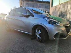 Grigio Usata 2015 Peugeot 208 Allure Due volumi | 7900 € (Buon prezzo)