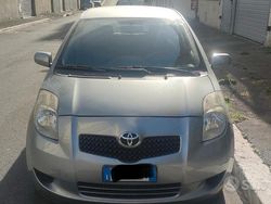 Grigio Usata 2006 Toyota Yaris Tre volumi | 2700 € (Ottimo prezzo)