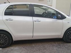 Bianco Usata 2011 Toyota Yaris Tre volumi | 5500 € (Buon prezzo)