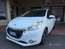 Bianco Usata 2015 Peugeot 208 Allure Due volumi | 6500 € (Buon prezzo)