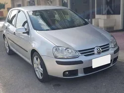 Grigio(met.) Usata 2007 VW Golf V Goal Tre volumi | 3400 € (Ottimo prezzo)