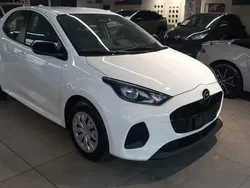 Bianco pastello Nuova 2024 Mazda 2 Prime-Line Tre volumi | 19.200 € (Buon prezzo)